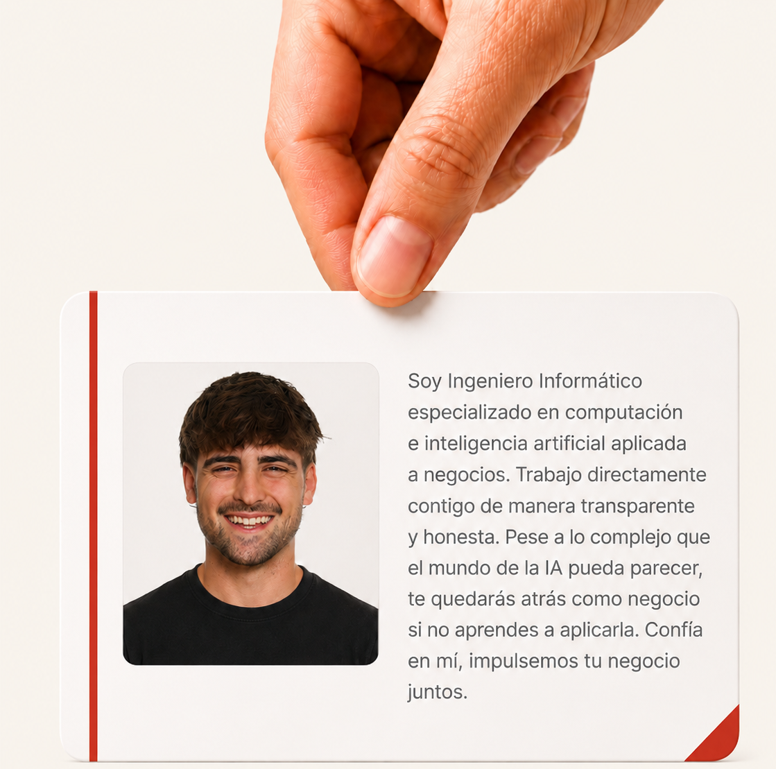 Tarjeta sostenida con la presentación del fundador de Clave.